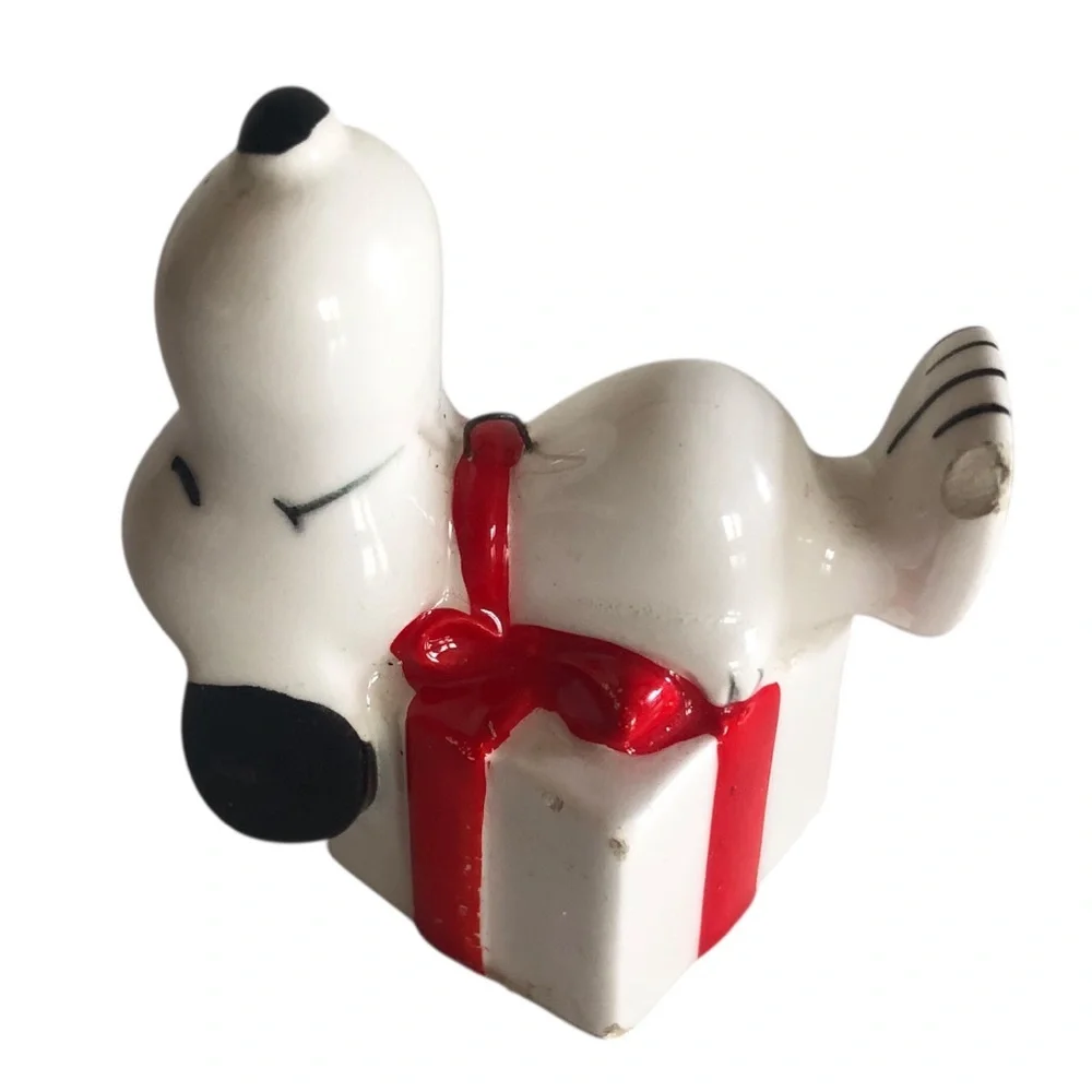 VINTAGE 60s 70s Peanuts Snoopy on a Present Ceramic Christmas Ornament Holiday